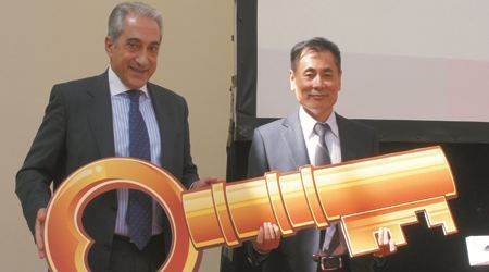 葡萄牙駐華大使贈送世貿通集團“開啓歐洲大門的金鑰匙”